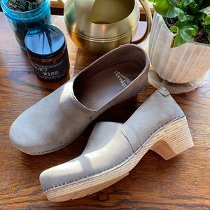 Dansko taupe suede clogs 39 8.5 9